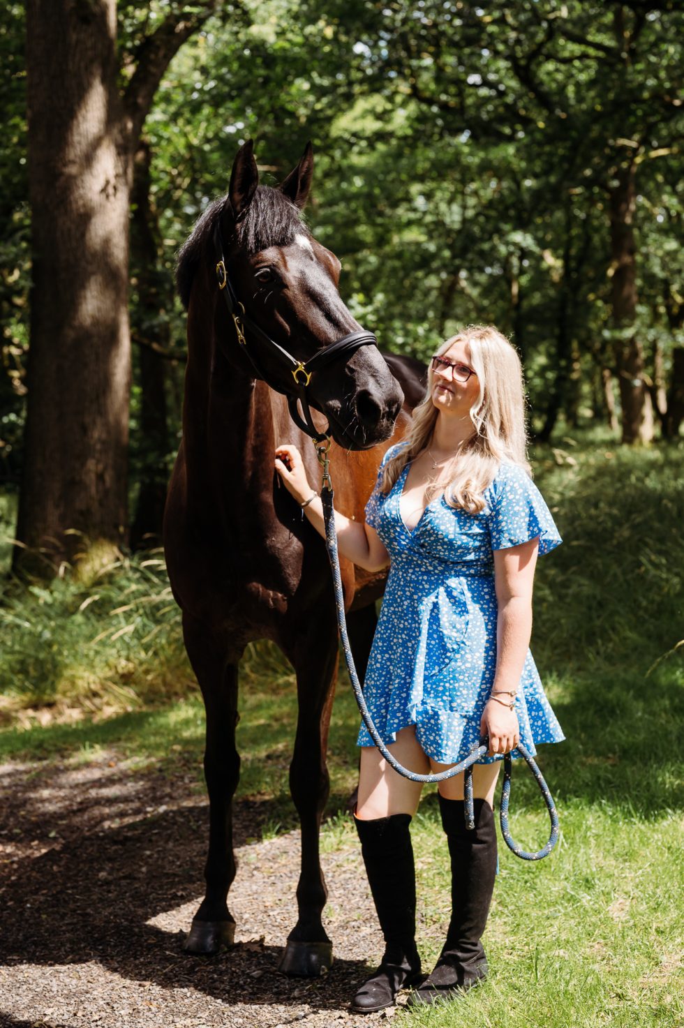 Horse photo shoot in Lancashire - Horse and owner are looking at each other